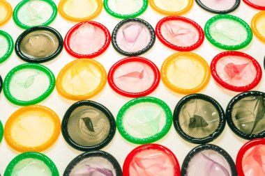 Renkli prezervatifler. Üst görünüm. 