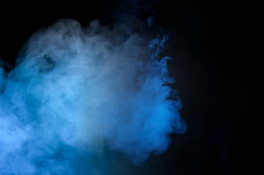 Siyah arka planda mavi ve pembe buhar. Boşluğu kopyala.