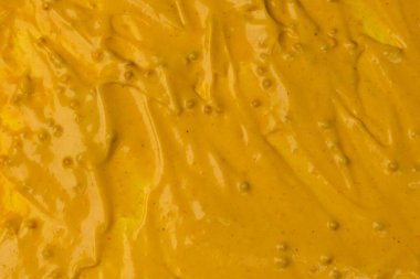 Sarı sos arka plan olarak sıçrıyor. Üst görünüm. 