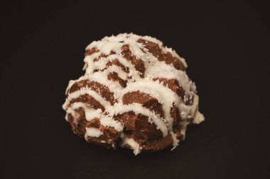 Siyah arka planda hindistan cevizi kremalı profiterol.. 