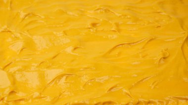 Sarı sos arka plan olarak sıçrıyor. Üst görünüm. 