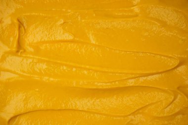 Sarı sos arka plan olarak sıçrıyor. Üst görünüm. 