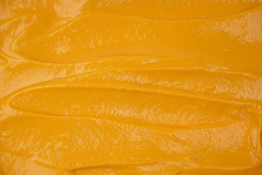 Sarı sos arka plan olarak sıçrıyor. Üst görünüm. 