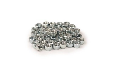 Beyaz arka planda izole edilmiş bir grup metal ceviz. Üst görünüm.