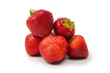 Çilekli. Beyaz arka planda izole edilmiş taze böğürtlen grubu. 