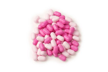 Beyaz arka planda izole edilmiş çok renkli şekerler..  