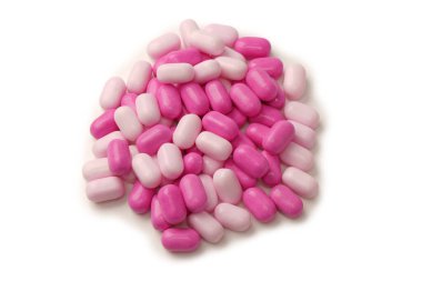 Beyaz arka planda izole edilmiş çok renkli şekerler..  