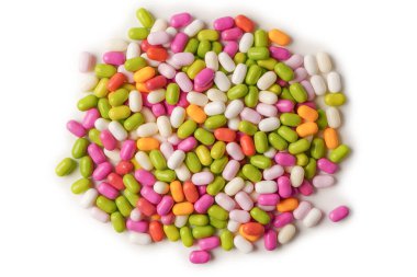 Beyaz arka planda izole edilmiş çok renkli şekerler..  