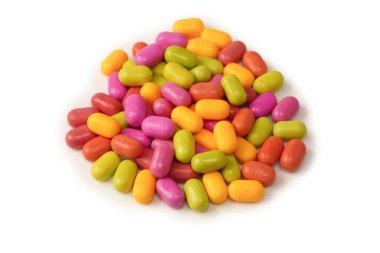 Beyaz arka planda izole edilmiş çok renkli şekerler..  