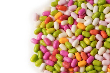 Beyaz arka planda izole edilmiş çok renkli şekerler..  