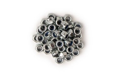 Beyaz arka planda izole edilmiş bir grup metal ceviz. Üst görünüm.