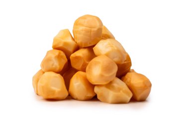 Beyaz bir arka planda izole edilmiş peynir parçaları.. 