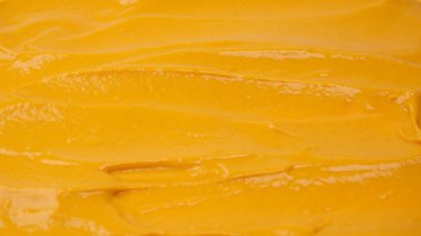 Sarı sos arka plan olarak sıçrıyor. Üst görünüm. 