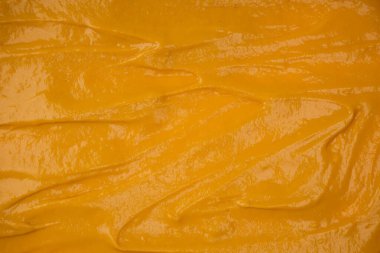 Sarı sos arka plan olarak sıçrıyor. Üst görünüm. 