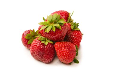 Çilekli. Beyaz arka planda izole edilmiş taze böğürtlen grubu. 