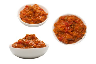 Beyaz arka planda izole edilmiş bir kasede sebze güveci.. 