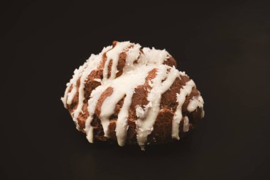 Siyah arka planda hindistan cevizi kremalı profiterol.. 