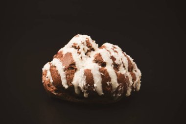 Siyah arka planda hindistan cevizi kremalı profiterol.. 