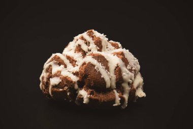 Siyah arka planda hindistan cevizi kremalı profiterol.. 