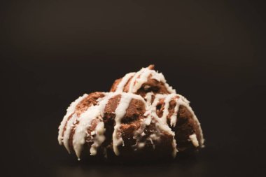 Siyah arka planda hindistan cevizi kremalı profiterol.. 