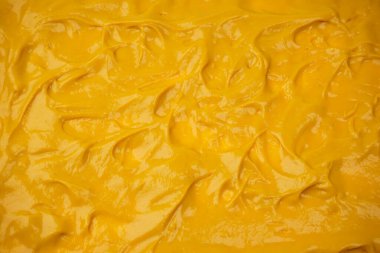 Sarı sos arka plan olarak sıçrıyor. Üst görünüm. 