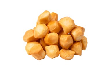 Beyaz bir arka planda izole edilmiş peynir parçaları.. 