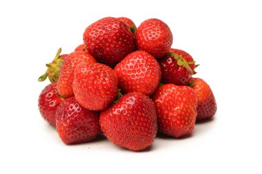 Çilekli. Beyaz arka planda izole edilmiş taze böğürtlen grubu. 