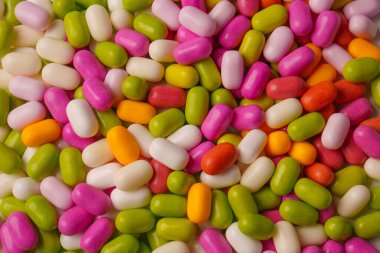 Beyaz arka planda izole edilmiş çok renkli şekerler..  