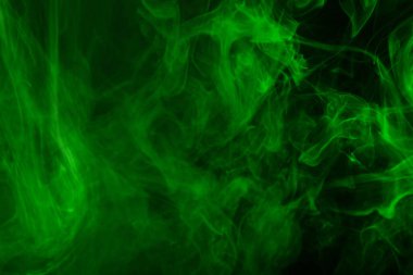 Siyah arka planda yeşil buhar. Boşluğu kopyala.