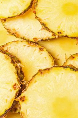 Ananas sulu sarı dilimler arka planda. Üst görünüm.