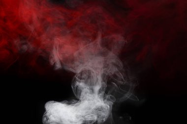 Siyah arka planda kırmızı buhar. Boşluğu kopyala.