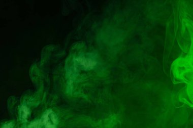 Siyah arka planda yeşil buhar. Boşluğu kopyala.