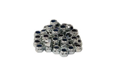 Beyaz arka planda izole edilmiş bir grup metal ceviz. Üst görünüm.