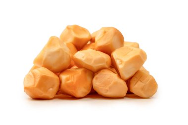 Beyaz bir arka planda izole edilmiş peynir parçaları.. 