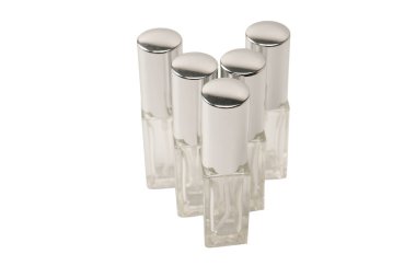 Parfüm otomatörü, parfüm şeffaf cam şişe beyaz arka planda izole. 