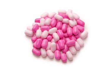 Beyaz arka planda izole edilmiş çok renkli şekerler..  