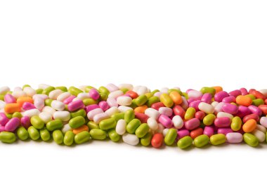 Beyaz arka planda izole edilmiş çok renkli şekerler..  