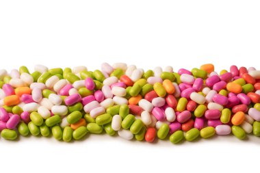Beyaz arka planda izole edilmiş çok renkli şekerler..  