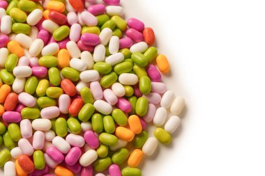Beyaz arka planda izole edilmiş çok renkli şekerler..  