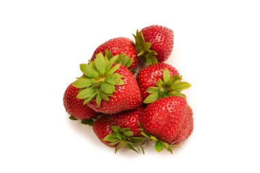 Çilekli. Beyaz arka planda izole edilmiş taze böğürtlen grubu. 