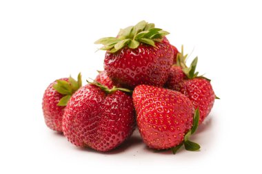 Çilekli. Beyaz arka planda izole edilmiş taze böğürtlen grubu. 