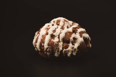 Siyah arka planda hindistan cevizi kremalı profiterol.. 