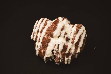 Siyah arka planda hindistan cevizi kremalı profiterol.. 
