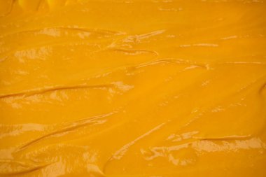 Sarı sos arka plan olarak sıçrıyor. Üst görünüm. 