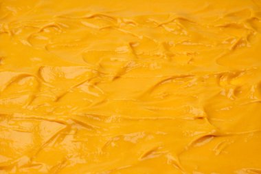 Sarı sos arka plan olarak sıçrıyor. Üst görünüm. 