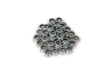 Beyaz arka planda izole edilmiş bir grup metal ceviz. Üst görünüm.