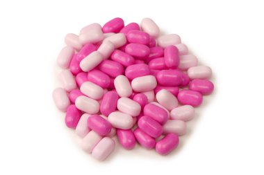 Beyaz arka planda izole edilmiş çok renkli şekerler..  