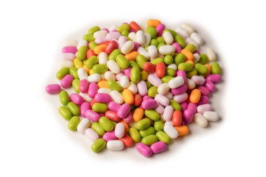 Beyaz arka planda izole edilmiş çok renkli şekerler..  