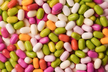 Beyaz arka planda izole edilmiş çok renkli şekerler..  