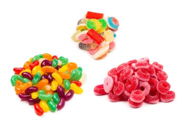 Beyaza izole edilmiş renkli jöleli fasulyeler.. 